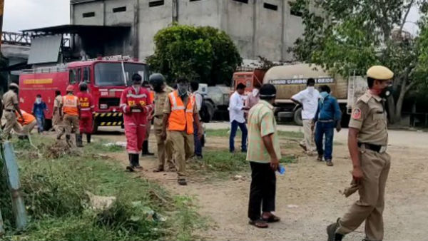 పరిసరాల్లోని ప్రజలను ఖాళీ చేయిస్తున్న పోలీసులు పరిసరాల్లోని ప్రజలను ఖాళీ చేయిస్తున్న పోలీసులు