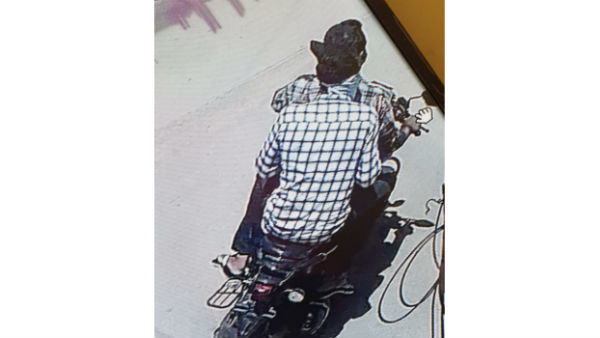 కొరియర్ బాయ్స్ పేరుతో చోరీలకు పాల్పడుతున్న చైన్ స్నాచర్లు 