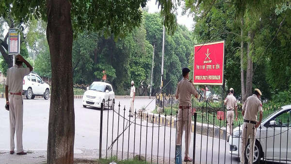 కొవ్వుత్తులు వెలిగించి..