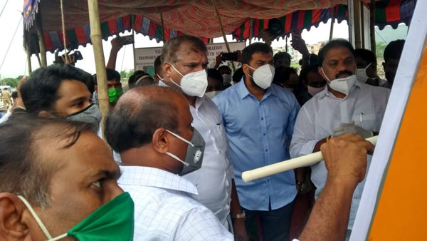 AP minister Botsa Satyanarayana criticising to Chandrababu on postponed of House pattas distribution