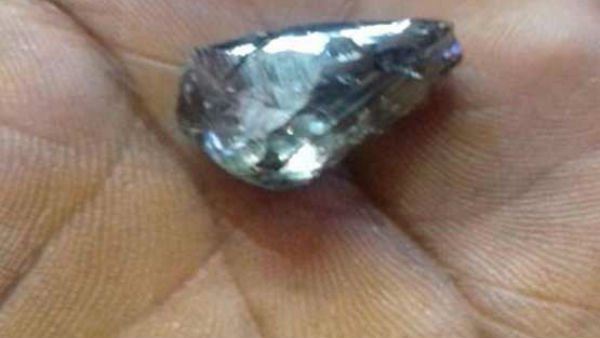 మహిళా కూలీకి దొరికిన వజ్రం మహిళా కూలీకి దొరికిన వజ్రం