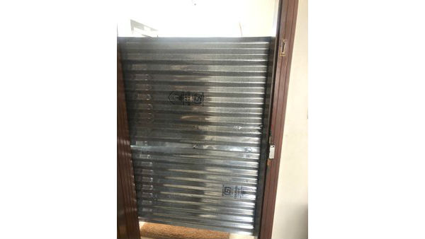 అపార్ట్ మెంట్ లో తల్లి, పిల్లలు అపార్ట్ మెంట్ లో తల్లి, పిల్లలు