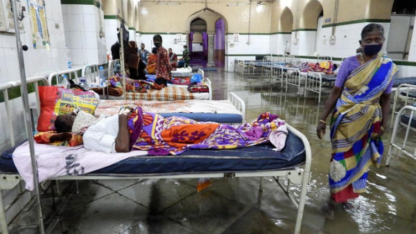 మురుగునీటితో నిండిన వార్డుల్లో.. మురుగునీటితో నిండిన వార్డుల్లో..