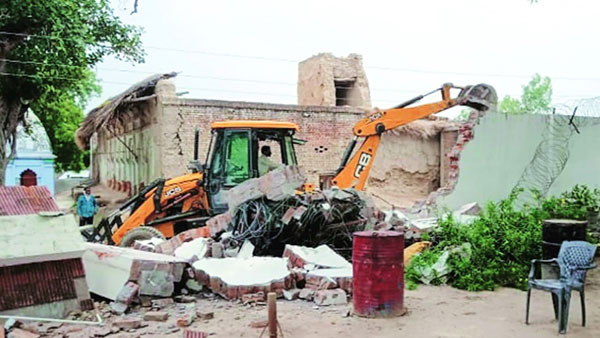 వివేక్ ఇంటి కూల్చివేతపై విమర్శలు..