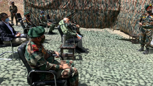 14 కార్ప్స్ లెప్టినెంట్ కమాండర్‌తో