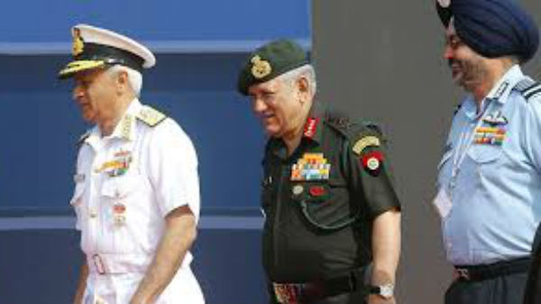 త్రివిధ దళాధిపతులతో..