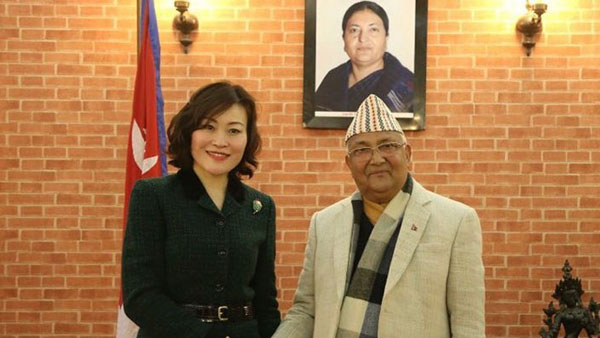 చీలిక దిశగా అధికార పార్టీ...