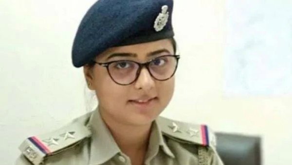 లేడీ ఎస్ఐ సినిమా స్టైల్ బిల్డప్ లేడీ ఎస్ఐ సినిమా స్టైల్ బిల్డప్