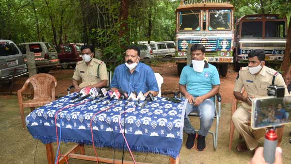 faceoff bewteen ap task force and tamil red sandal smugglers in seshachalam forest