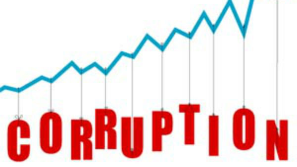 సీఎం కేసీఆర్ వార్నింగ్ ఇచ్చినా .. రెవెన్యూలో అవినీతిపరులకు కొదువ లేదని నిరూపిస్తున్న ఘటనలు సీఎం కేసీఆర్ వార్నింగ్ ఇచ్చినా .. రెవెన్యూలో అవినీతిపరులకు కొదువ లేదని నిరూపిస్తున్న ఘటనలు