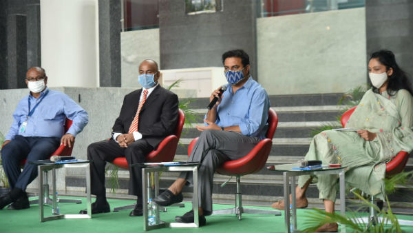 క్యాంపస్‌లో కేటీఆర్ సందడి..
