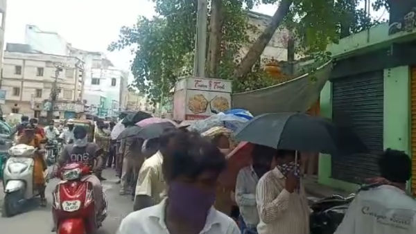 గొడుగు, మాస్క్ ఉంటేనే మద్యం.. గొడుగు, మాస్క్ ఉంటేనే మద్యం..