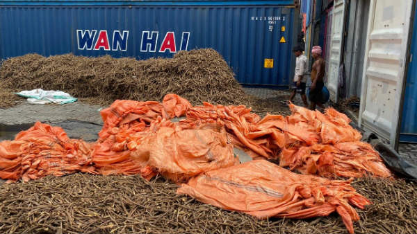 ఇరాన్ మీదుగా.. ప్లాస్టిక్ పైపులకు రంగులేసి.. ఇరాన్ మీదుగా.. ప్లాస్టిక్ పైపులకు రంగులేసి..