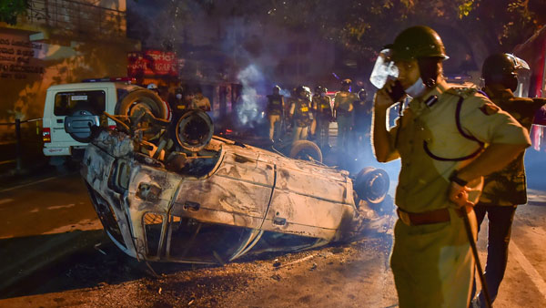 పోలీస్ వాహనాన్ని చుట్టుముట్టి...