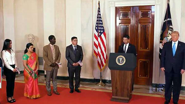 చీరకట్టుతో అమెరికన్ సిటిజన్ గా మారిన ఇండియన్ టెకీ 