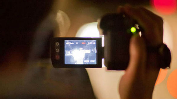 స్నానం చేస్తుంటే పట్టుకుని !