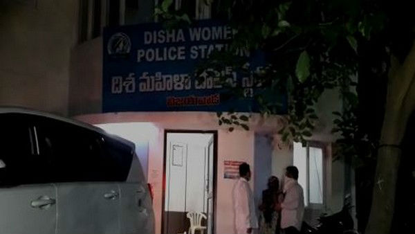 సాక్ష్యాధారాలు సమర్పించిన మహిళ... సాక్ష్యాధారాలు సమర్పించిన మహిళ...