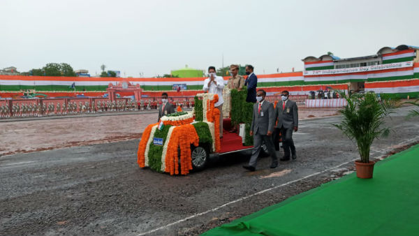 ap cm ys jagan unfurl flag at independence day celebrations at igmc stadium