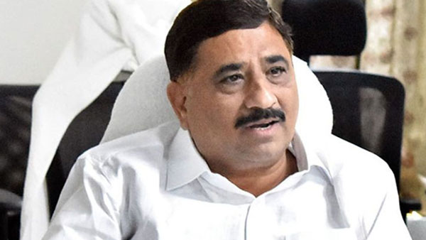 ఆ ముగ్గురి కబంధహస్తాల్లో..