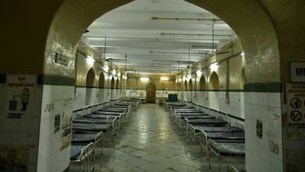 వర్షాలకు వార్డుల్లోకి నీళ్లు... వర్షాలకు వార్డుల్లోకి నీళ్లు...