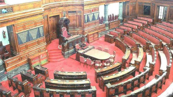 భారీ స్క్రీన్లు.. ఎక్కడైనా మాట్లాడేలా...