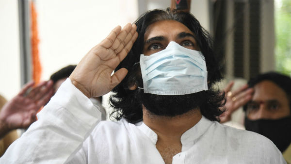 pawan kalyan hoisted flag at independence day celebrations at hyd janasena office