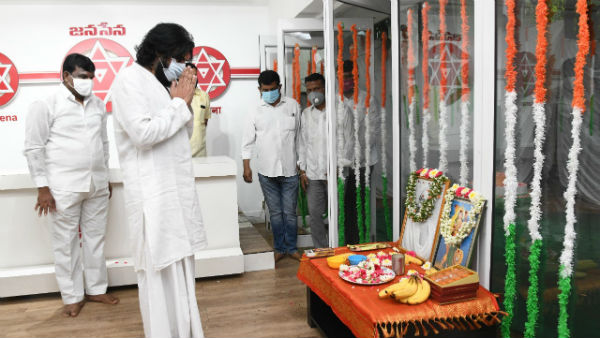 pawan kalyan hoisted flag at independence day celebrations at hyd janasena office