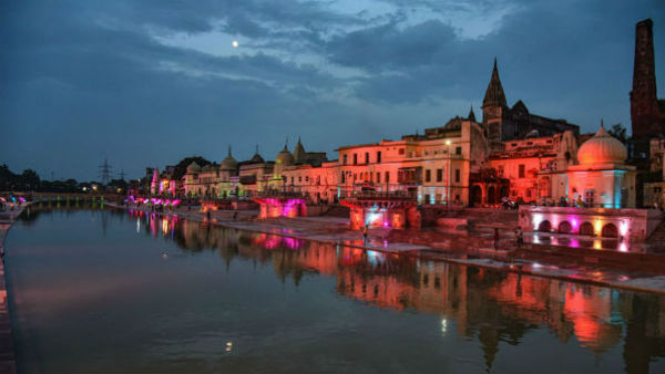 అయోధ్యలో రామాలయ శంకుస్థాపన మహోత్సవంలో స్వామీజీలు