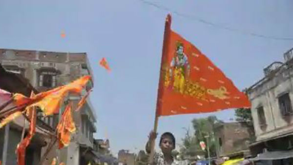 అద్భుత ఘట్టాన్ని వీక్షిస్తూ పులకించిపోతున్న స్వామీజీలు