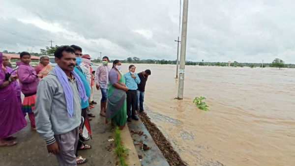 కాలినడకన , జోరువానలో .. రాత్రనక , పగలనకా .. సీతక్క సాహసం కాలినడకన , జోరువానలో .. రాత్రనక , పగలనకా .. సీతక్క సాహసం