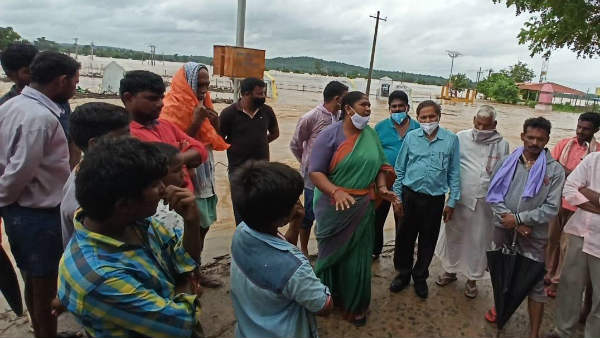 ఏజెన్సీ ప్రాంతాల్లో తాజా పరిస్థితిపై సీతక్క ఆందోళన .. ప్రభుత్వం సహాయం చెయ్యాలని విజ్ఞప్తి ఏజెన్సీ ప్రాంతాల్లో తాజా పరిస్థితిపై సీతక్క ఆందోళన .. ప్రభుత్వం సహాయం చెయ్యాలని విజ్ఞప్తి