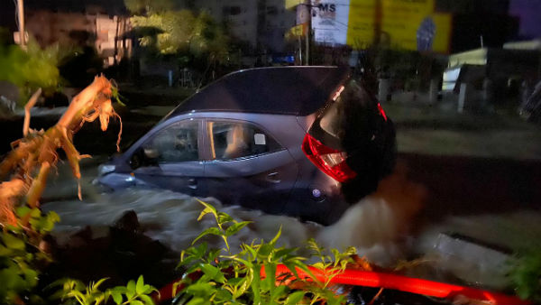  కొట్టుకుపోయిన రోడ్లు , పొంగి ప్రవహిస్తున్న చెరువులు 