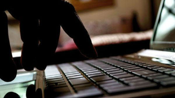 అకౌంట్స్ బ్లాక్ చేసిన పోలీసులు .. సైబర్ క్రైం పోలీసులకు ఫిర్యాదు అకౌంట్స్ బ్లాక్ చేసిన పోలీసులు .. సైబర్ క్రైం పోలీసులకు ఫిర్యాదు