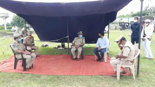 పేర్ల వెల్లడిపై స్థానికుల లొల్లి.. పేర్ల వెల్లడిపై స్థానికుల లొల్లి..