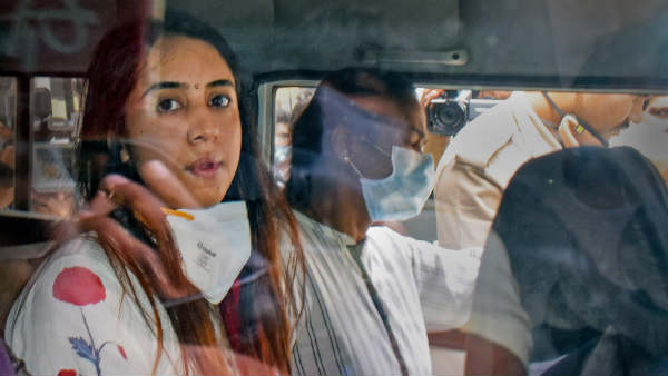  పోలీసు కస్టడీలో సంజనా