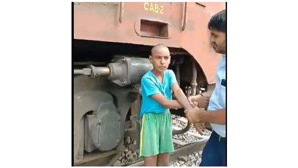 బాలుడ్ని తల్లికి అప్పగించారు.. బహుమతి ప్రకటన