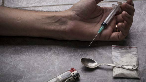  చార్జ్‌షీట్‌లో పెడ్లర్స్ మరియు స్టూడెంట్స్ పేర్లు