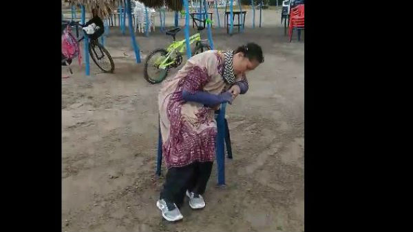 ఏం చేయాలో తెలీక సముద్రంలో దూకేసింది..