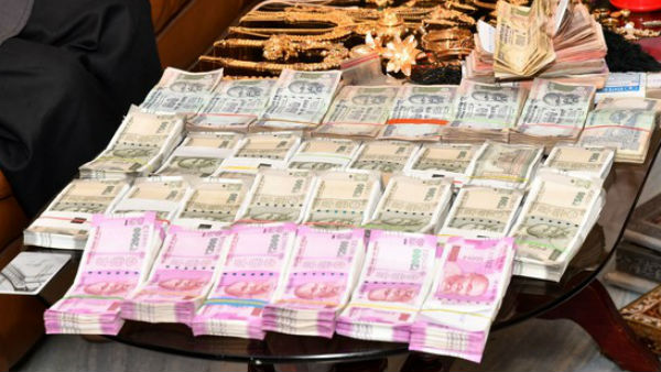  కోటి 12 లక్షల నగదు, కోటి రూపాయల ప్రాపర్టీ కూడా .. ఏసీబీకి ఆధారాలతో అడ్డంగా దొరికి 