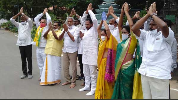 TDP former minister N Amarnath Reddy protest against the cancelled declaration in Tirumala