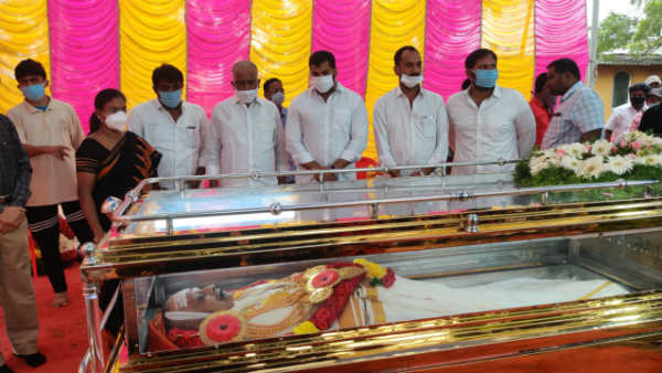 ysrcp leaders attends sp bala subramanyam last rites in tiruvalluru