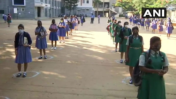  థర్మల్ స్క్రీనింగ్ లు , శానిటైజర్లు , వసతుల కోసం కోవిడ్ ఫీజు వసూలు నిర్ణయం 