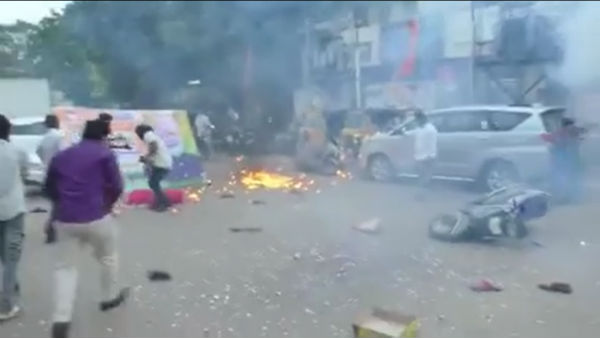 కింద టపాసులు... పైన బాణాసంచా ఢాంఢాం