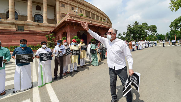 అనుచిత ప్రవర్తనకు డెరెక్‌పై వేటు