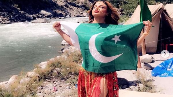 Fact Check:Rakhi Sawant seen embracing Pak flag gets trolled, what is the truth? Fact Check:Rakhi Sawant seen embracing Pak flag gets trolled, what is the truth?