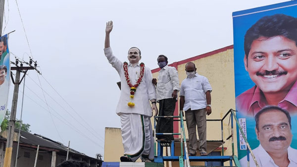 జగన్‌ చెప్పినా, బాబాయ్‌ వద్దన్నా...