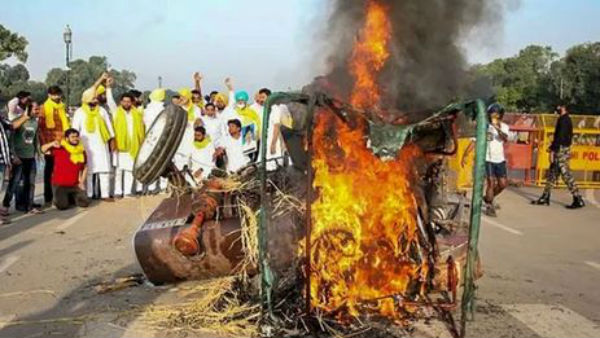 ఢిల్లీ గేట్ వద్ద ట్రాక్టర్ తగలబెట్టిన యూత్ కాంగ్రెస్..