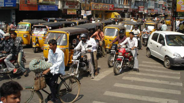  ఊళ్ల బాటనుండి మళ్లీ నగర బాట.. ఉపాది కోసం మళ్లీ హైదరాబాద్ తలుపు తడుతున్న జనాలు.. 