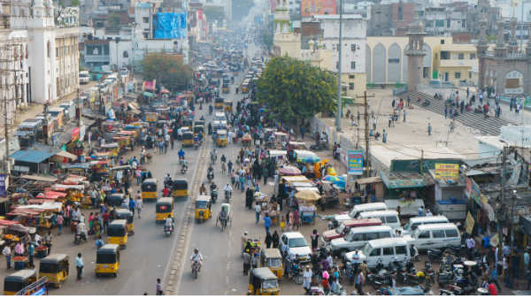  లాక్ డౌన్ తో నగరంలో తగ్గిన జనం.. మళ్లీ ఉద్యోగాల్లో చేరిపోతున్న చిరు ఉద్యోగులు.. 