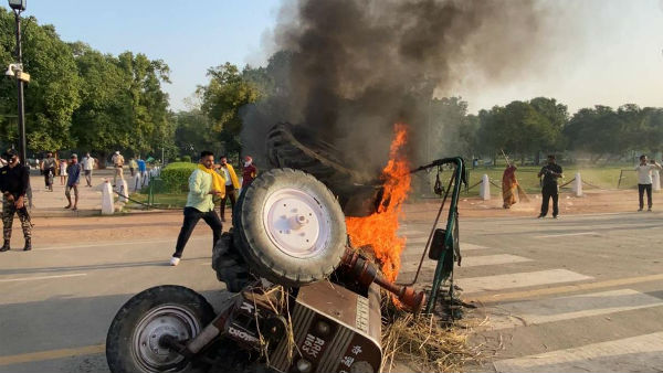 ఇండియా గేట్ ముందే ట్రాక్టర్ కు నిప్పు ఇండియా గేట్ ముందే ట్రాక్టర్ కు నిప్పు